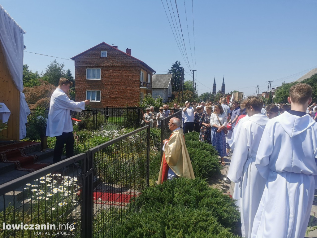 Po tataraku. Procesja Bożego Ciała w Złakowie