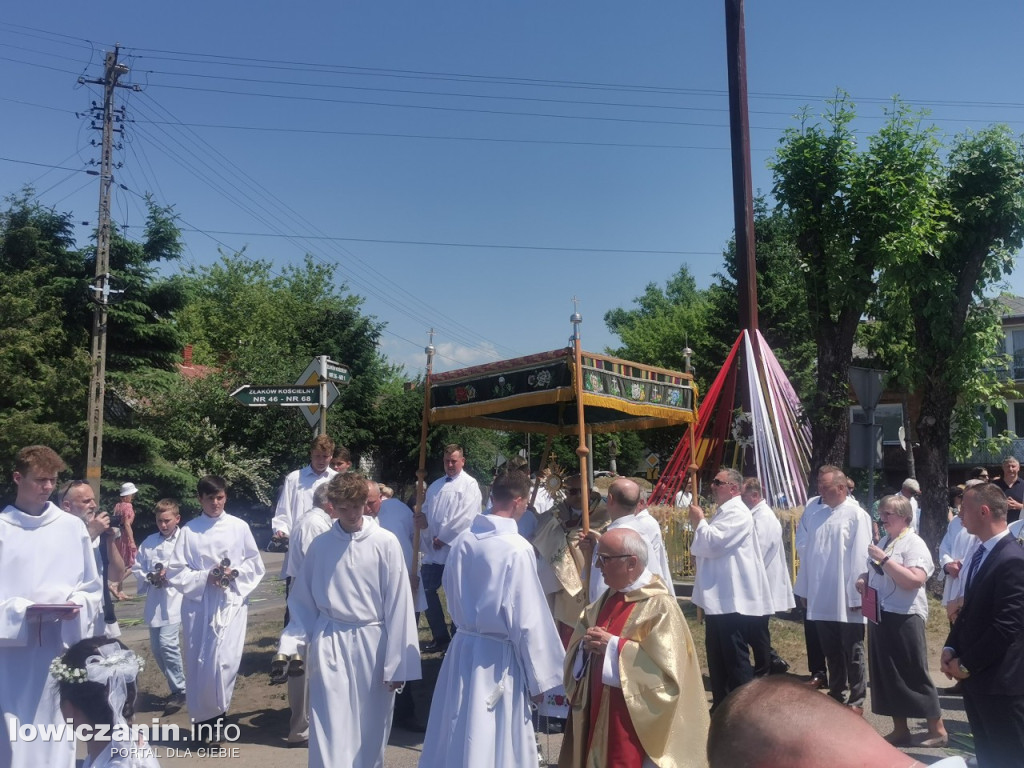 Po tataraku. Procesja Bożego Ciała w Złakowie