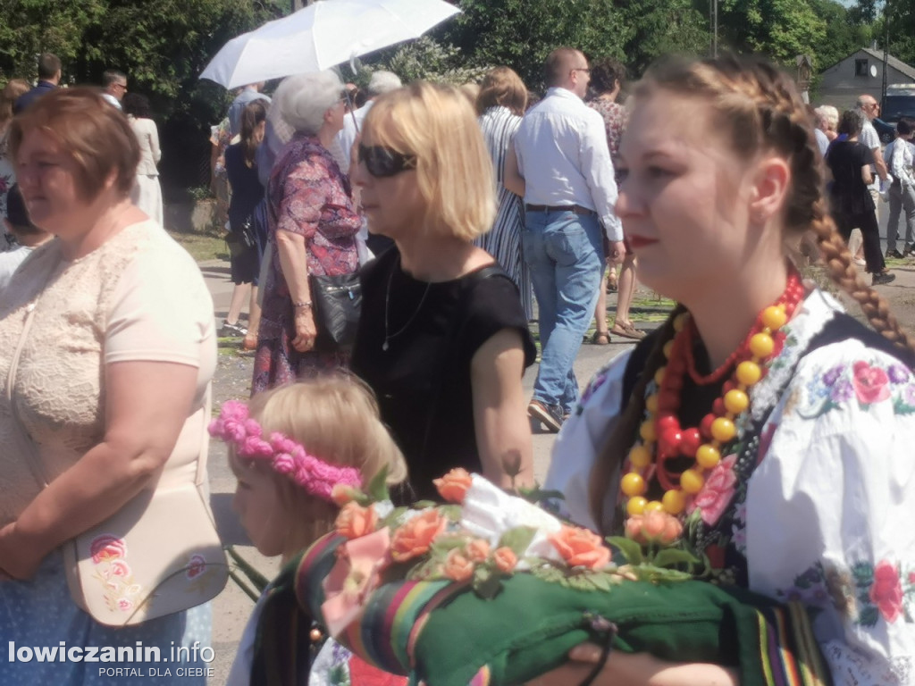 Po tataraku. Procesja Bożego Ciała w Złakowie