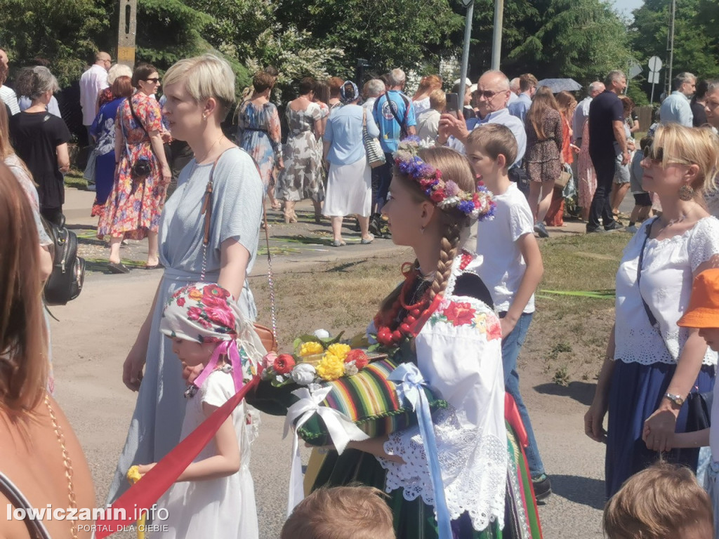 Po tataraku. Procesja Bożego Ciała w Złakowie