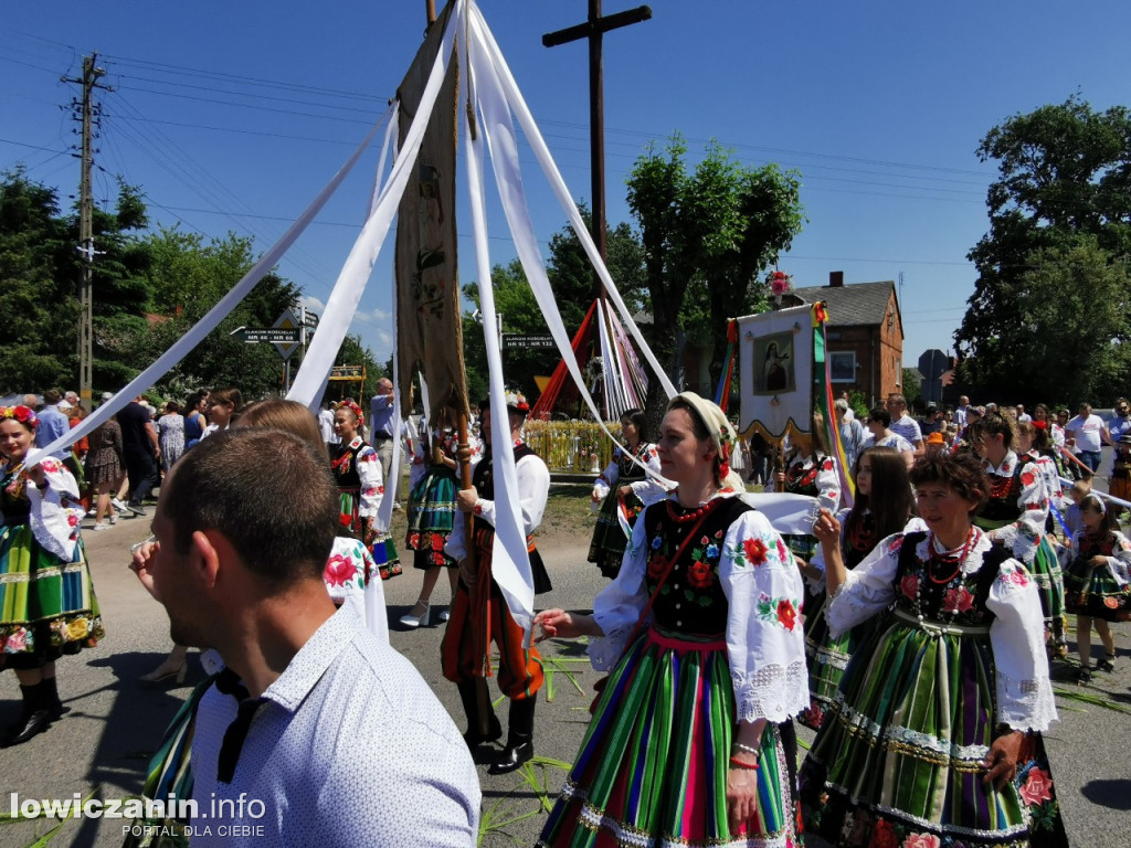 Po tataraku. Procesja Bożego Ciała w Złakowie