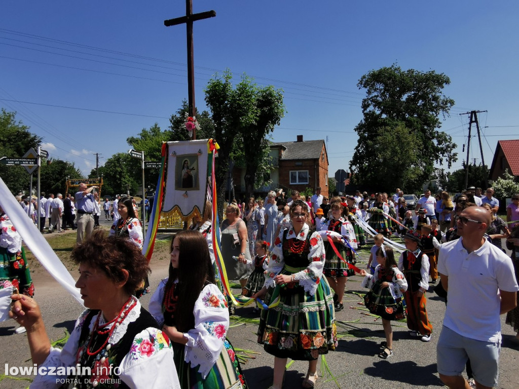 Po tataraku. Procesja Bożego Ciała w Złakowie