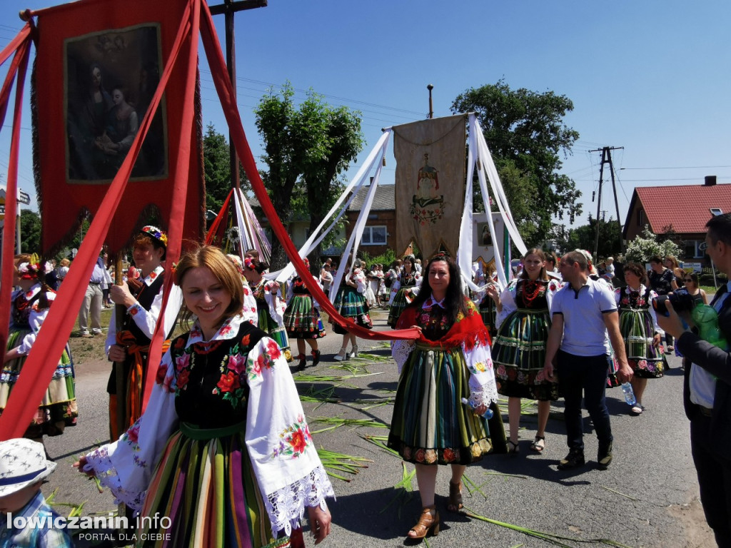 Po tataraku. Procesja Bożego Ciała w Złakowie