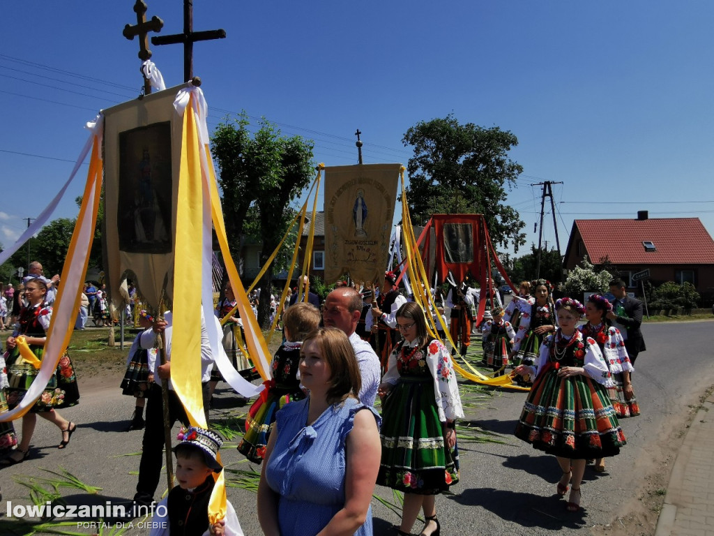 Po tataraku. Procesja Bożego Ciała w Złakowie