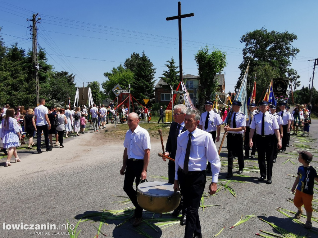 Po tataraku. Procesja Bożego Ciała w Złakowie