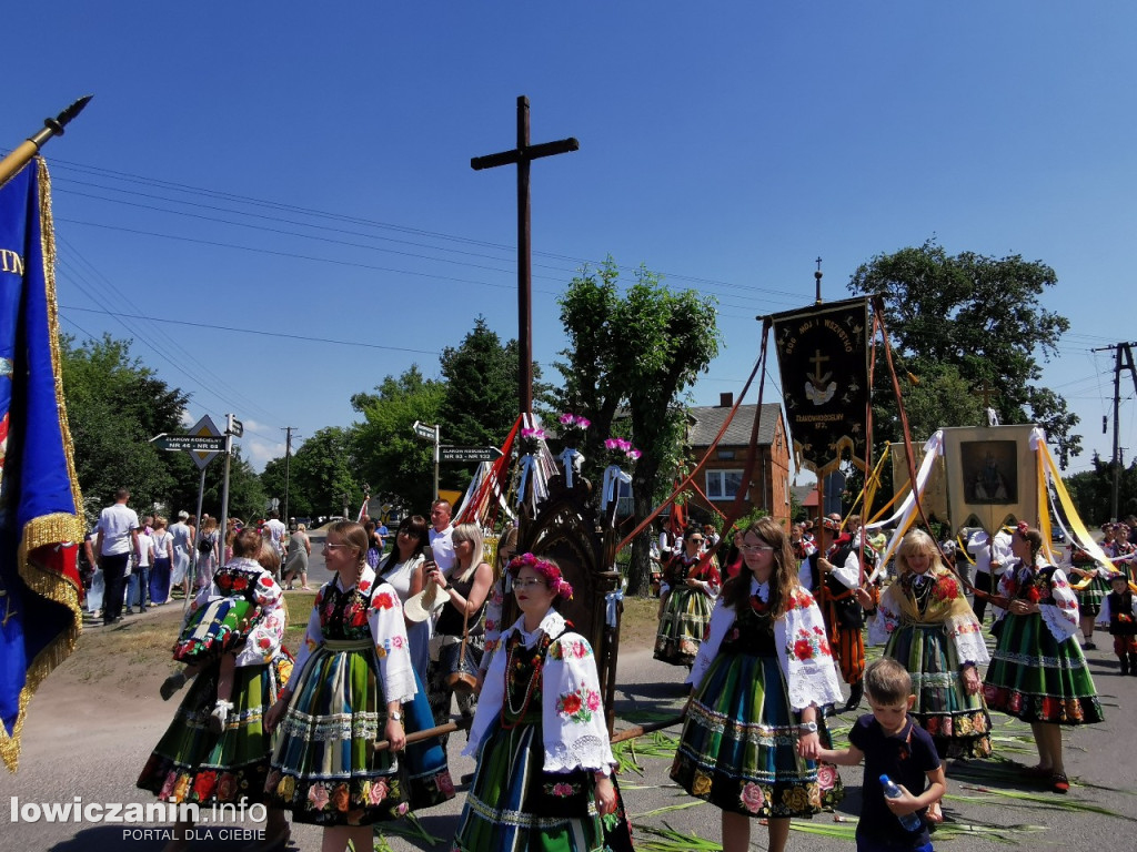 Po tataraku. Procesja Bożego Ciała w Złakowie