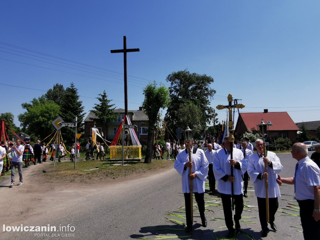 Po tataraku. Procesja Bożego Ciała w Złakowie
