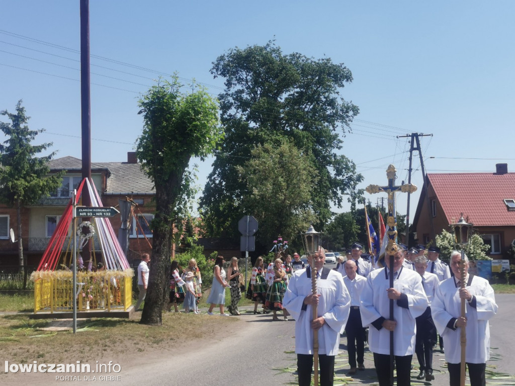 Po tataraku. Procesja Bożego Ciała w Złakowie
