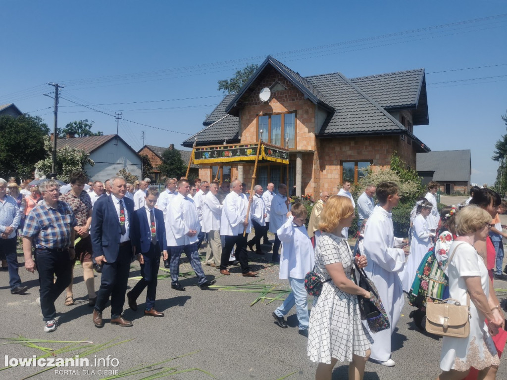 Po tataraku. Procesja Bożego Ciała w Złakowie
