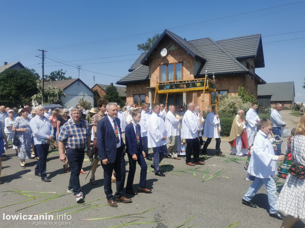 Po tataraku. Procesja Bożego Ciała w Złakowie