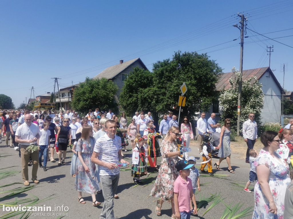 Po tataraku. Procesja Bożego Ciała w Złakowie
