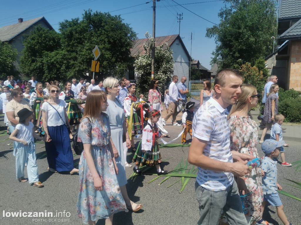 Po tataraku. Procesja Bożego Ciała w Złakowie