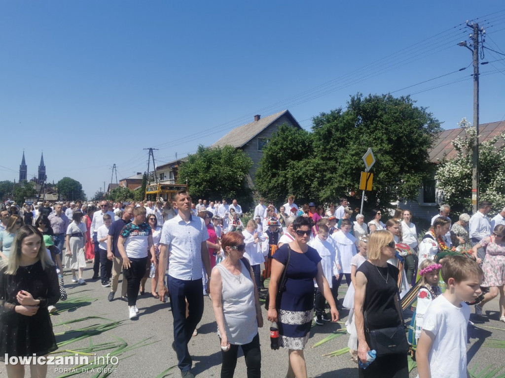 Po tataraku. Procesja Bożego Ciała w Złakowie