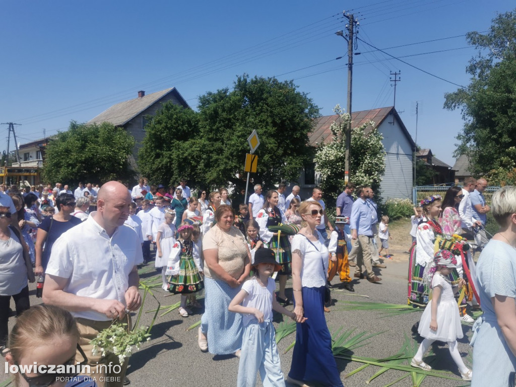 Po tataraku. Procesja Bożego Ciała w Złakowie