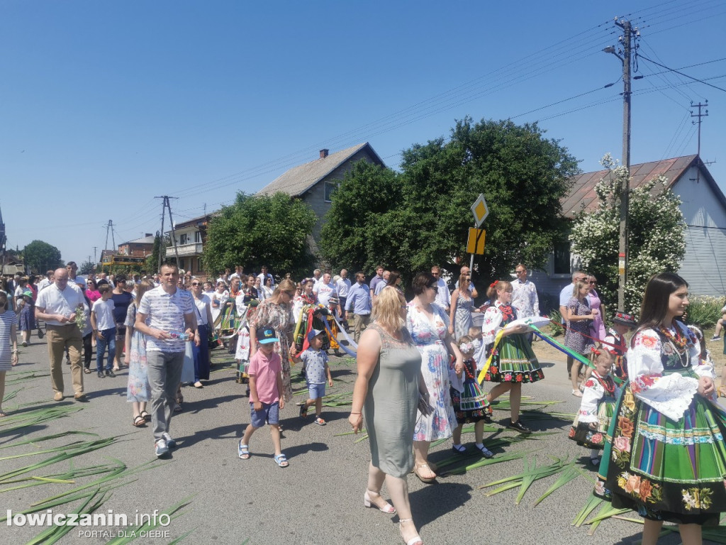 Po tataraku. Procesja Bożego Ciała w Złakowie