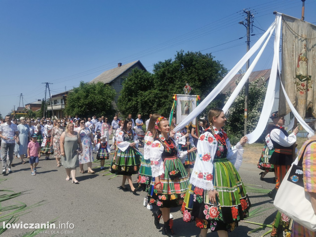 Po tataraku. Procesja Bożego Ciała w Złakowie