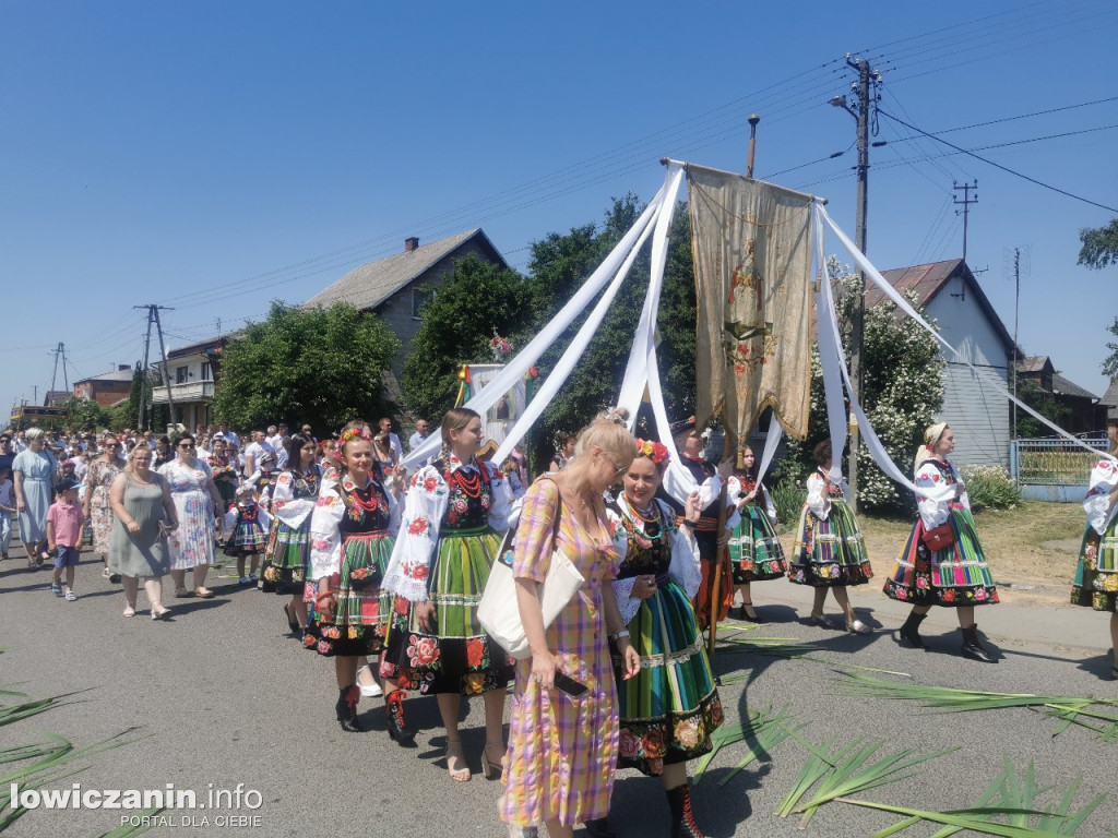 Po tataraku. Procesja Bożego Ciała w Złakowie
