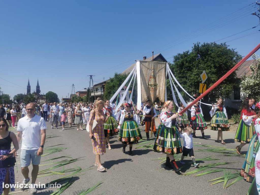 Po tataraku. Procesja Bożego Ciała w Złakowie