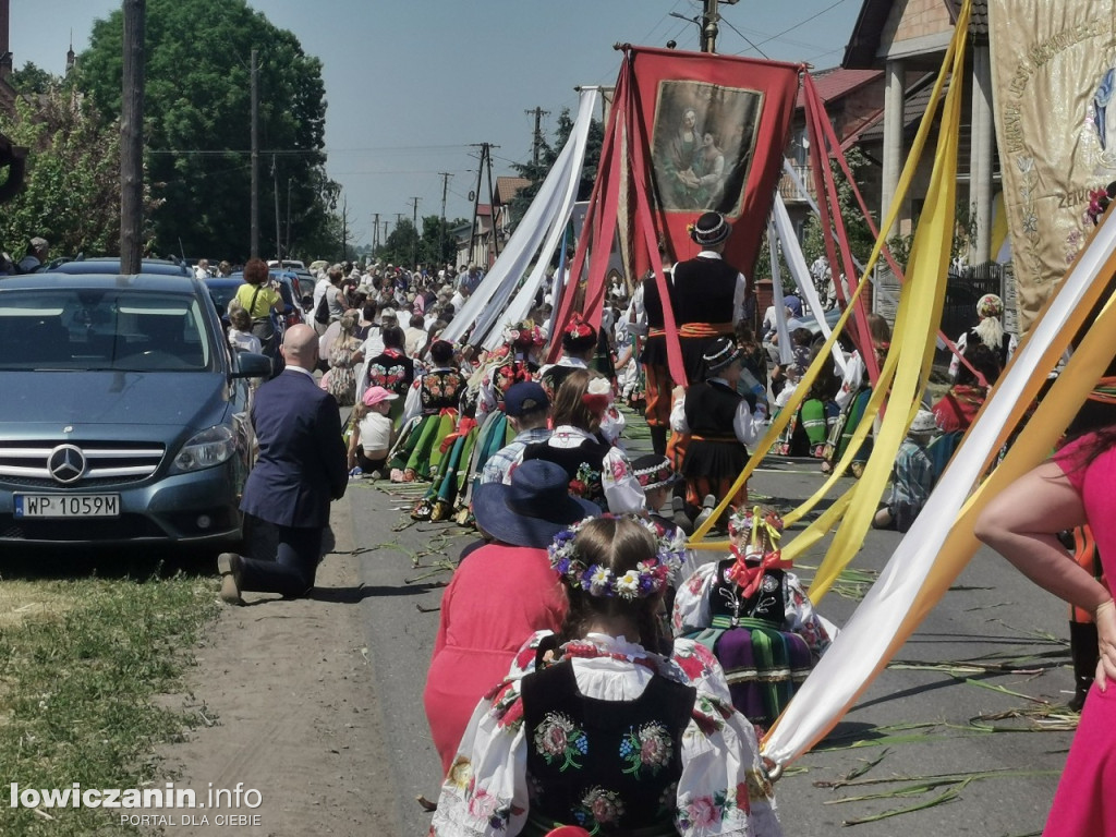 Po tataraku. Procesja Bożego Ciała w Złakowie