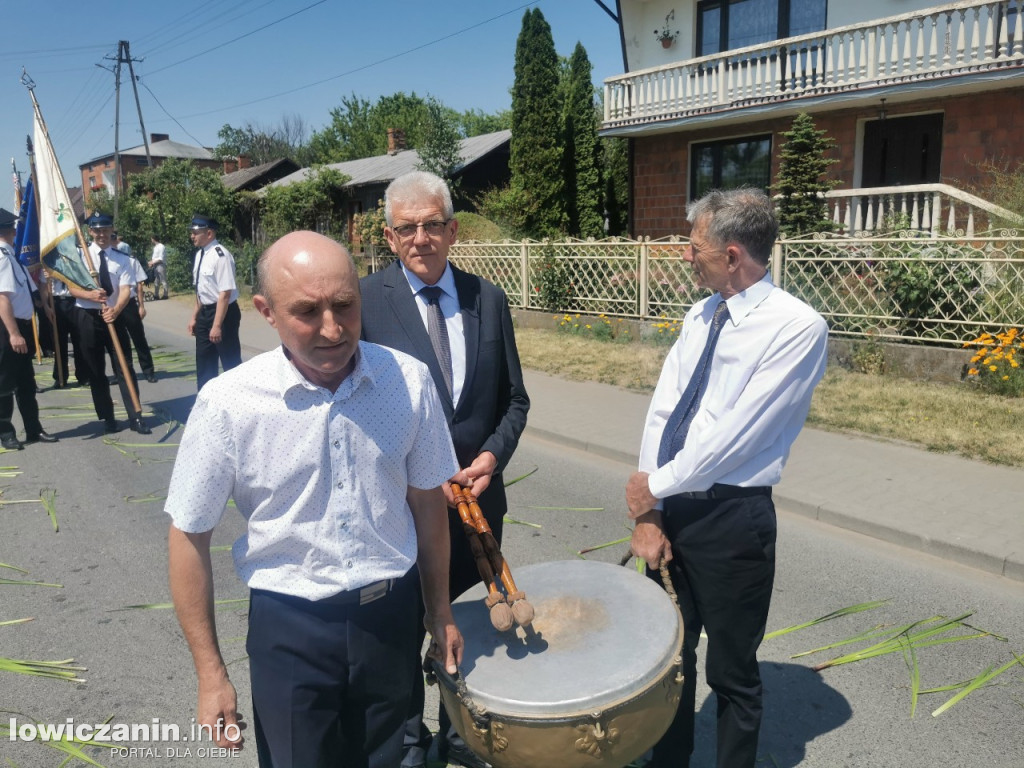 Po tataraku. Procesja Bożego Ciała w Złakowie