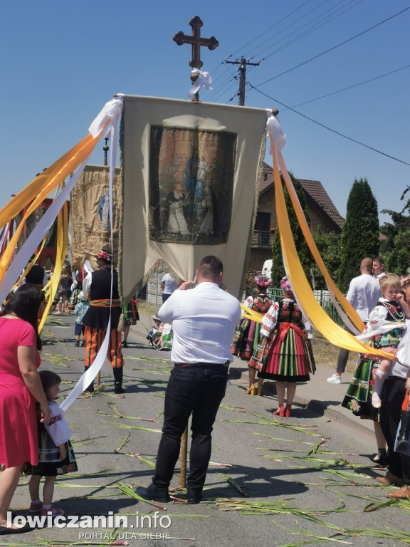 Po tataraku. Procesja Bożego Ciała w Złakowie