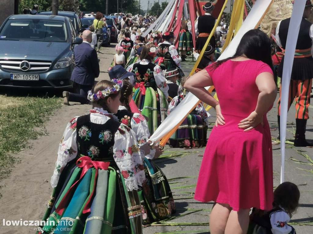 Po tataraku. Procesja Bożego Ciała w Złakowie
