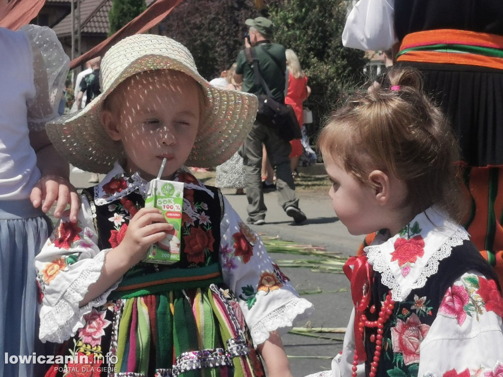 Po tataraku. Procesja Bożego Ciała w Złakowie