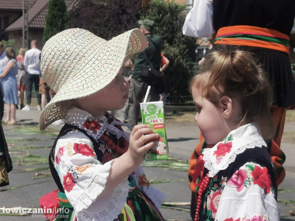 Po tataraku. Procesja Bożego Ciała w Złakowie