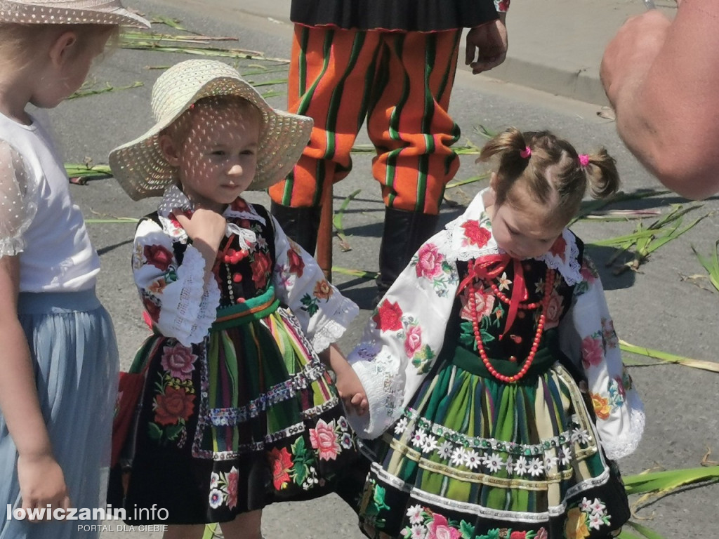 Po tataraku. Procesja Bożego Ciała w Złakowie