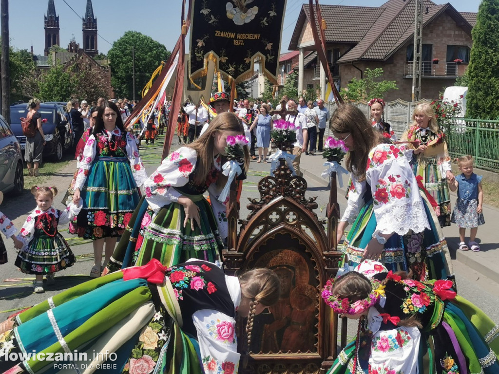 Po tataraku. Procesja Bożego Ciała w Złakowie