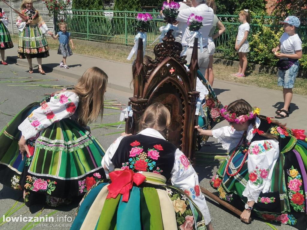 Po tataraku. Procesja Bożego Ciała w Złakowie