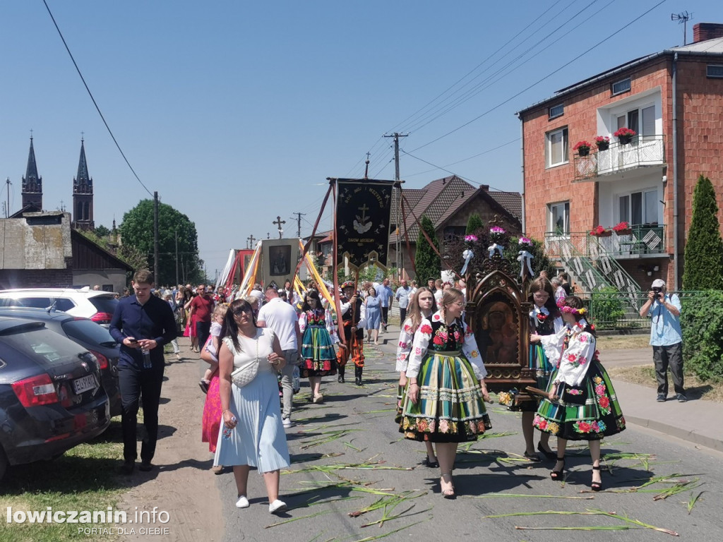Po tataraku. Procesja Bożego Ciała w Złakowie