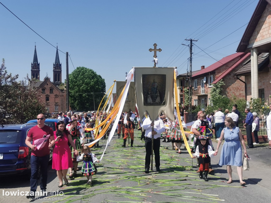 Po tataraku. Procesja Bożego Ciała w Złakowie