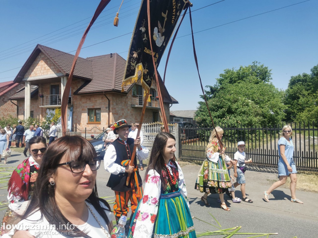 Po tataraku. Procesja Bożego Ciała w Złakowie