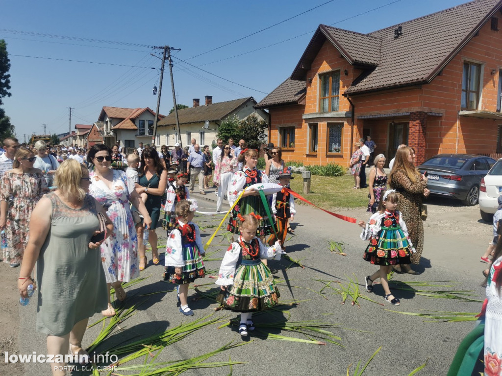 Po tataraku. Procesja Bożego Ciała w Złakowie