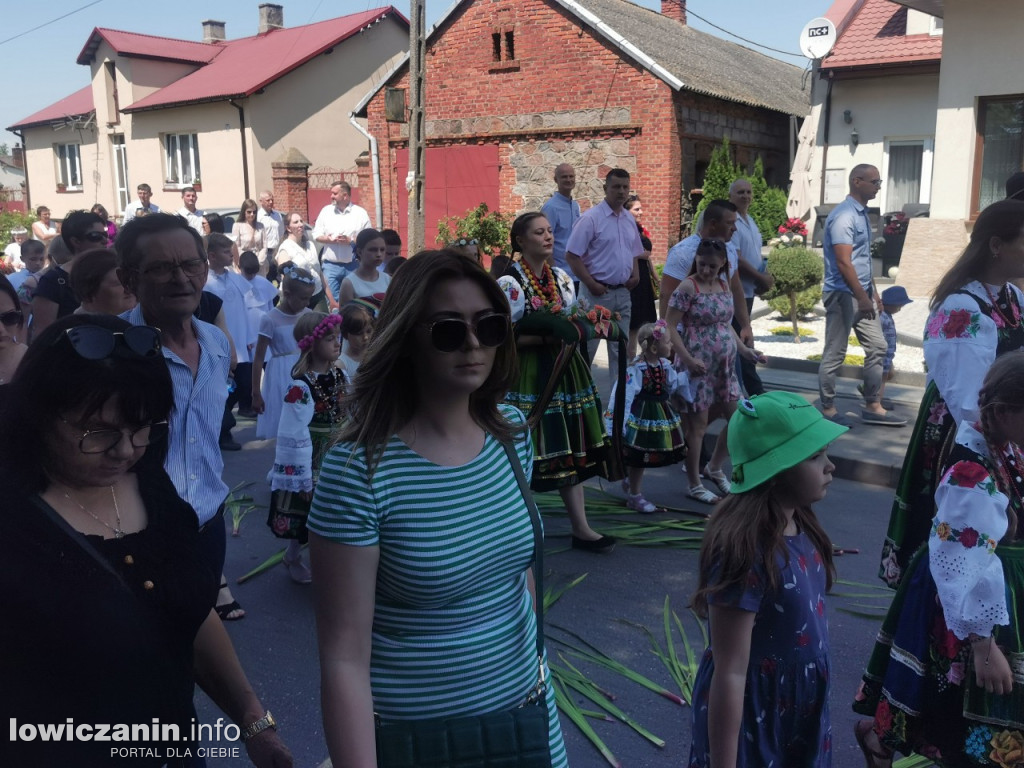 Po tataraku. Procesja Bożego Ciała w Złakowie