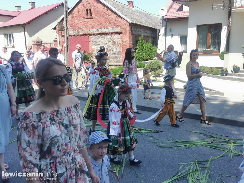 Po tataraku. Procesja Bożego Ciała w Złakowie