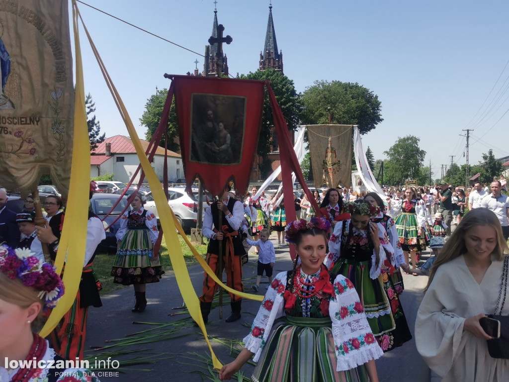 Po tataraku. Procesja Bożego Ciała w Złakowie