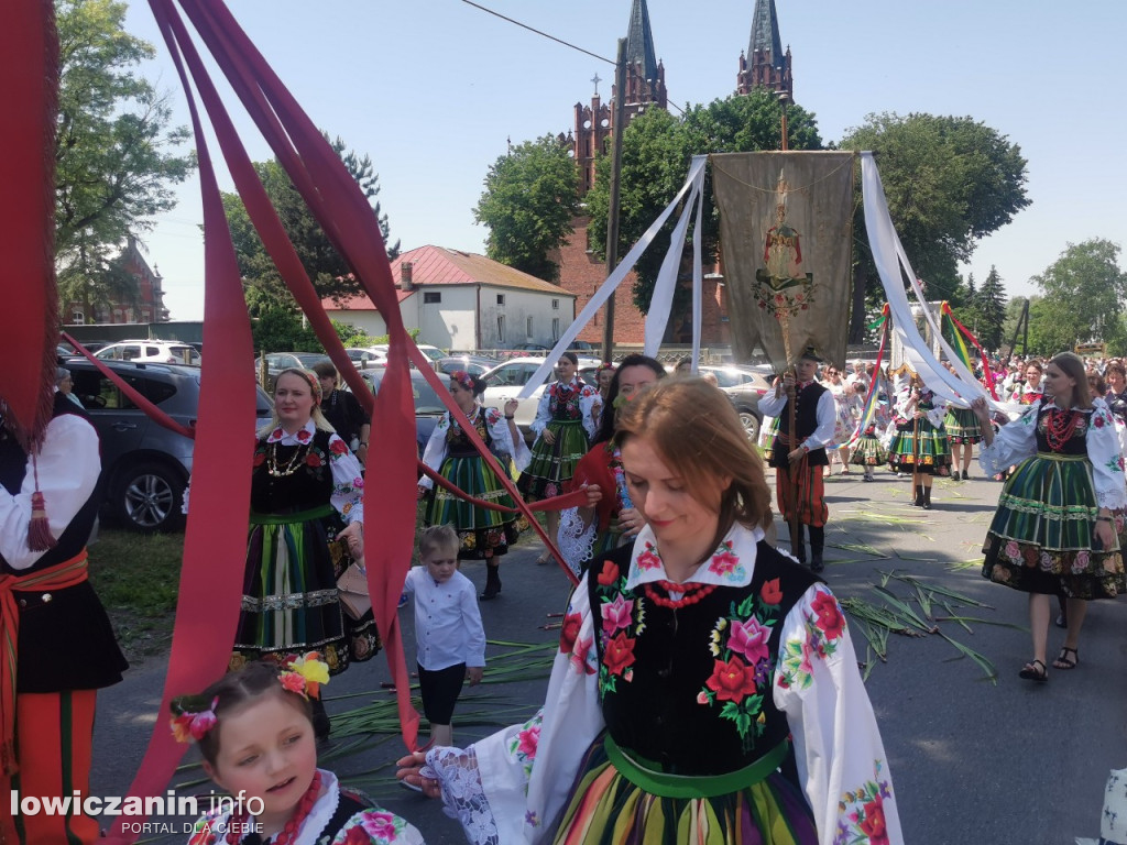 Po tataraku. Procesja Bożego Ciała w Złakowie