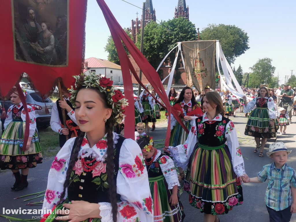 Po tataraku. Procesja Bożego Ciała w Złakowie