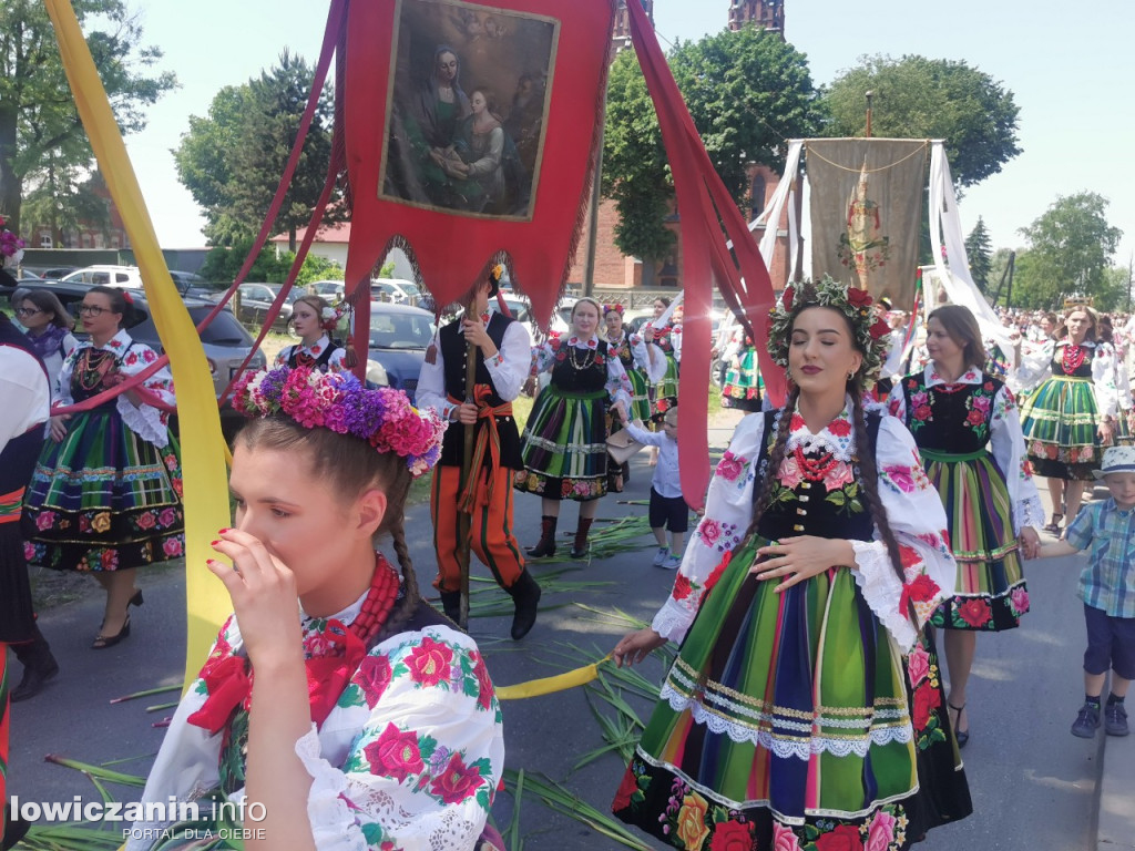Po tataraku. Procesja Bożego Ciała w Złakowie