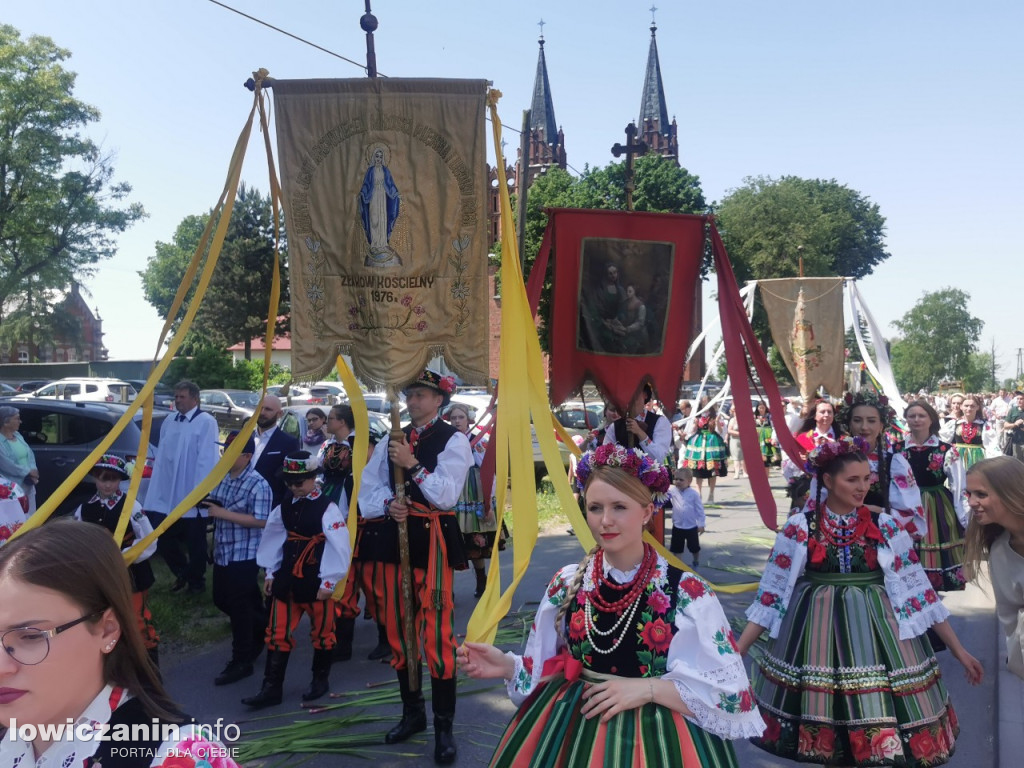 Po tataraku. Procesja Bożego Ciała w Złakowie