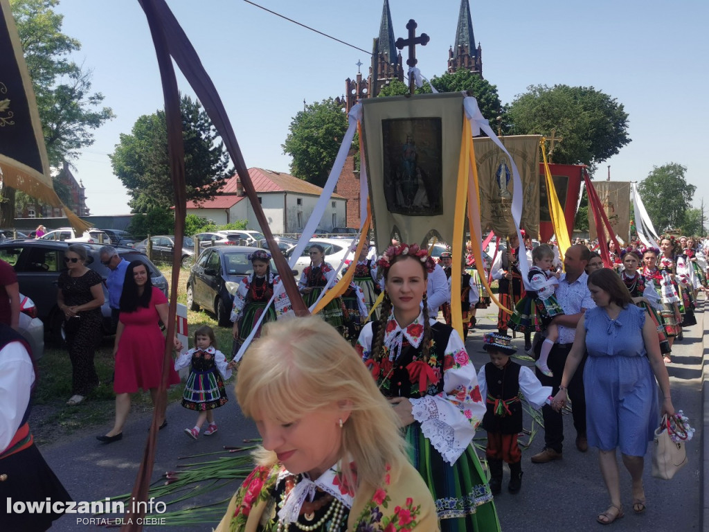 Po tataraku. Procesja Bożego Ciała w Złakowie