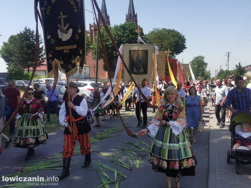 Po tataraku. Procesja Bożego Ciała w Złakowie