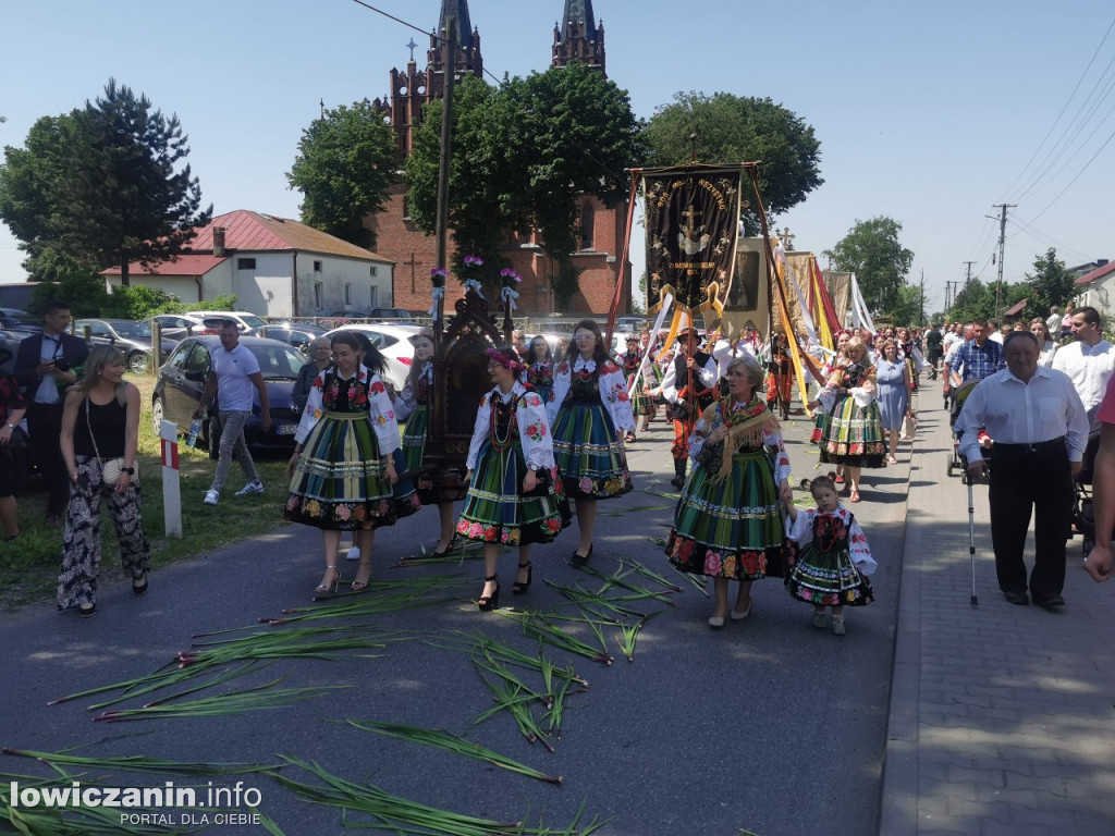 Po tataraku. Procesja Bożego Ciała w Złakowie