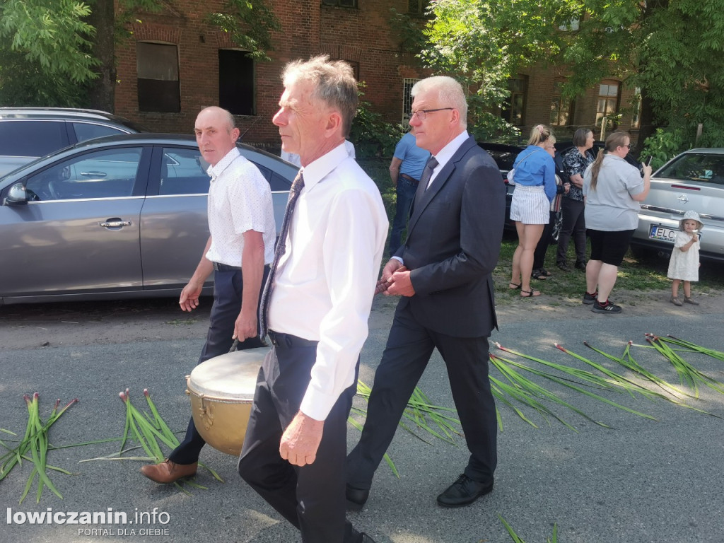 Po tataraku. Procesja Bożego Ciała w Złakowie