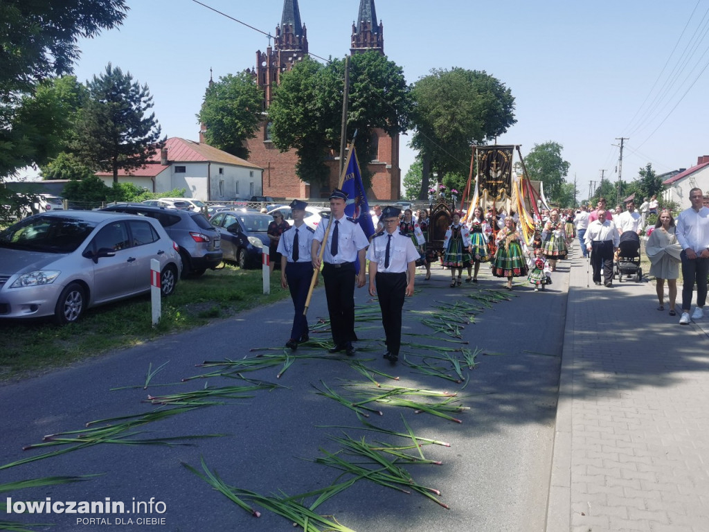 Po tataraku. Procesja Bożego Ciała w Złakowie