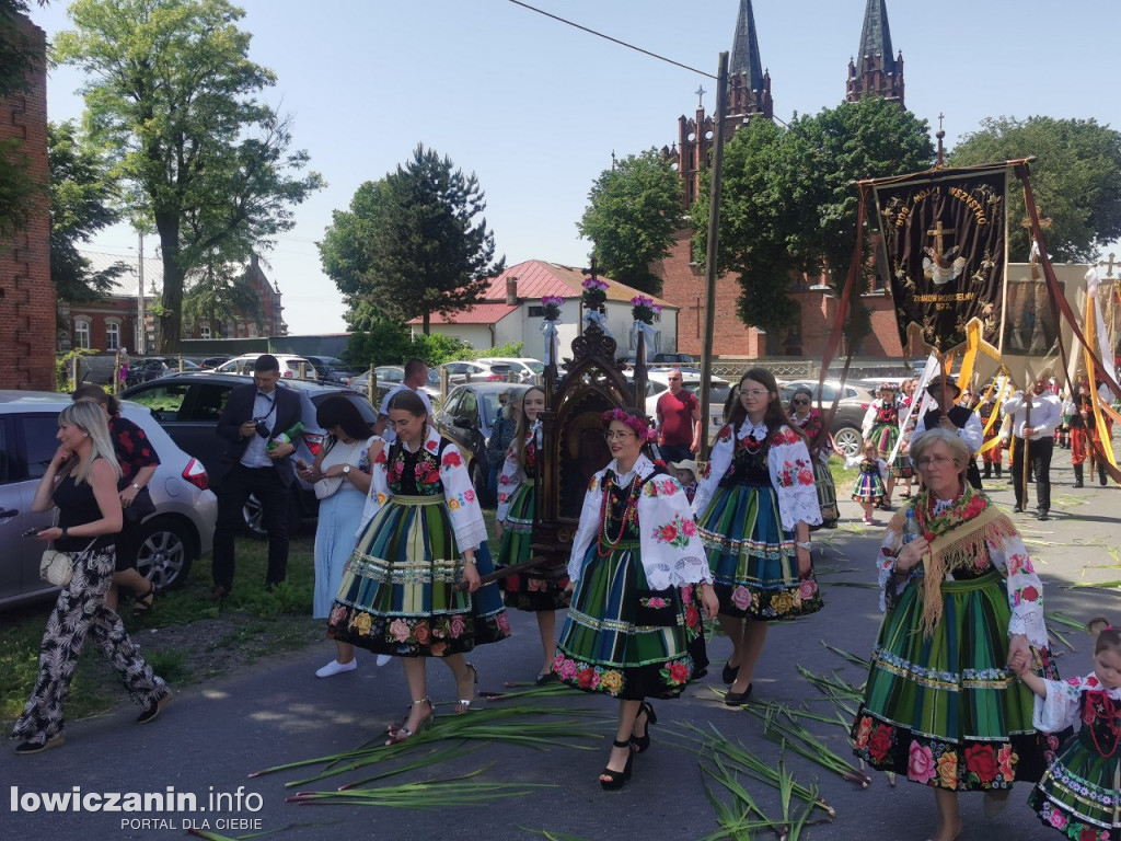Po tataraku. Procesja Bożego Ciała w Złakowie