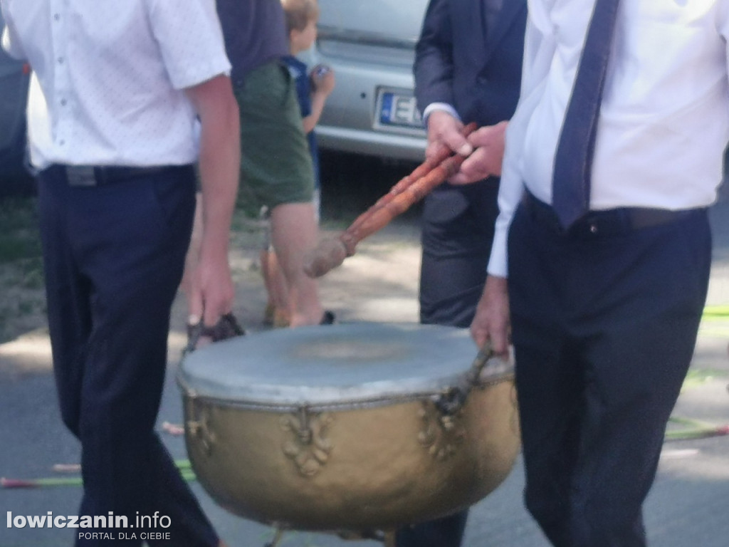 Po tataraku. Procesja Bożego Ciała w Złakowie