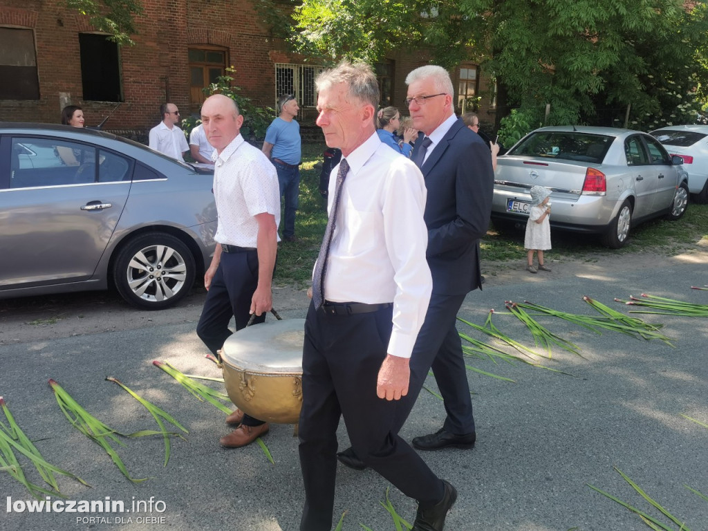 Po tataraku. Procesja Bożego Ciała w Złakowie